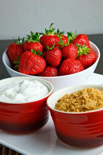 Strawberries Dipped in Sour Cream and Brown Sugar Strawberries Dipped in Sour Cream and Brown Sugar