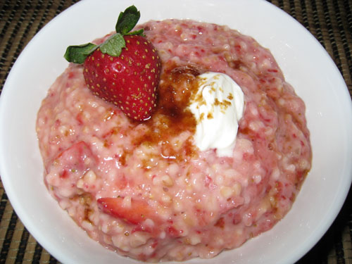 Strawberries with Sour Cream and Brown Sugar Oatmeal Strawberries with Sour Cream and Brown Sugar Oatmeal