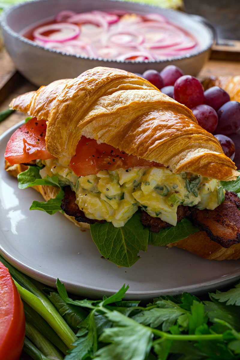 Bacon Egg Lettuce Tomato Sandwich (aka BELT Sandwich) Bacon Egg Lettuce Tomato Sandwich (aka BELT Sandwich)