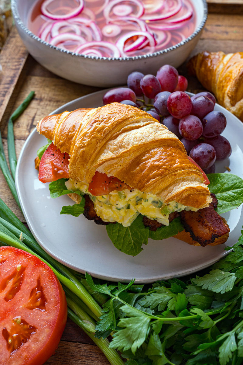 Bacon Egg Lettuce Tomato Sandwich (aka BELT Sandwich) Bacon Egg Lettuce Tomato Sandwich (aka BELT Sandwich)