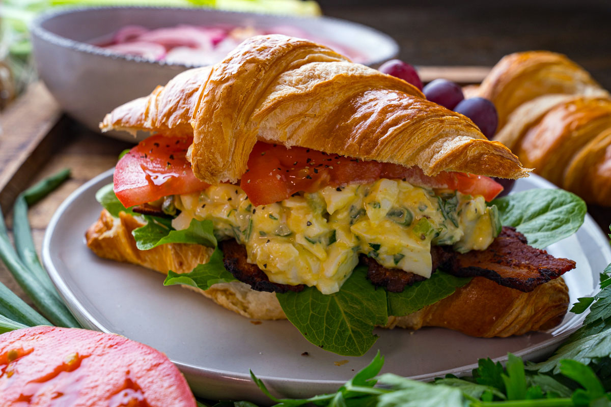 Bacon Egg Lettuce Tomato Sandwich (aka BELT Sandwich) Bacon Egg Lettuce Tomato Sandwich (aka BELT Sandwich)