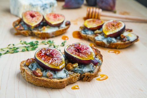 Fig and Gorgonzola Crostini with Honey Fig and Gorgonzola Crostini with Honey