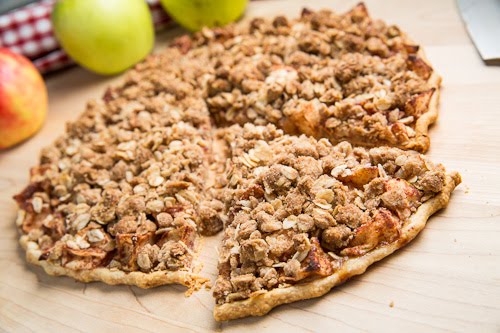Apple Crisp Pizza with Caramel Sauce Apple Crisp Pizza with Caramel Sauce