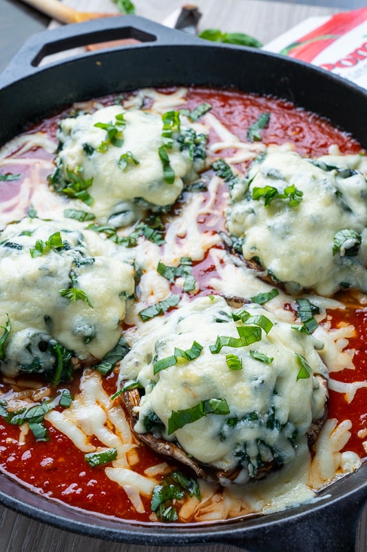 Spinach and Ricotta Stuffed Portobello Mushrooms in Tomato Sauce Spinach and Ricotta Stuffed Portobello Mushrooms in Tomato Sauce