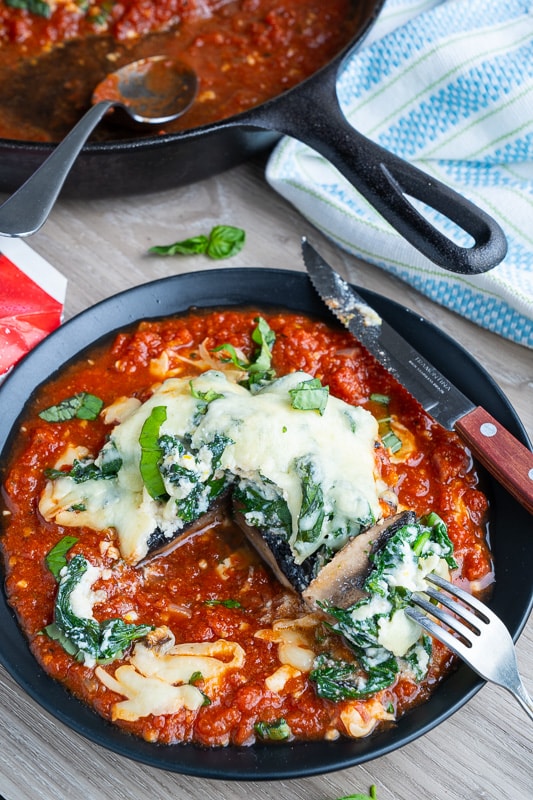 Spinach and Ricotta Stuffed Portobello Mushrooms in Tomato Sauce Spinach and Ricotta Stuffed Portobello Mushrooms in Tomato Sauce