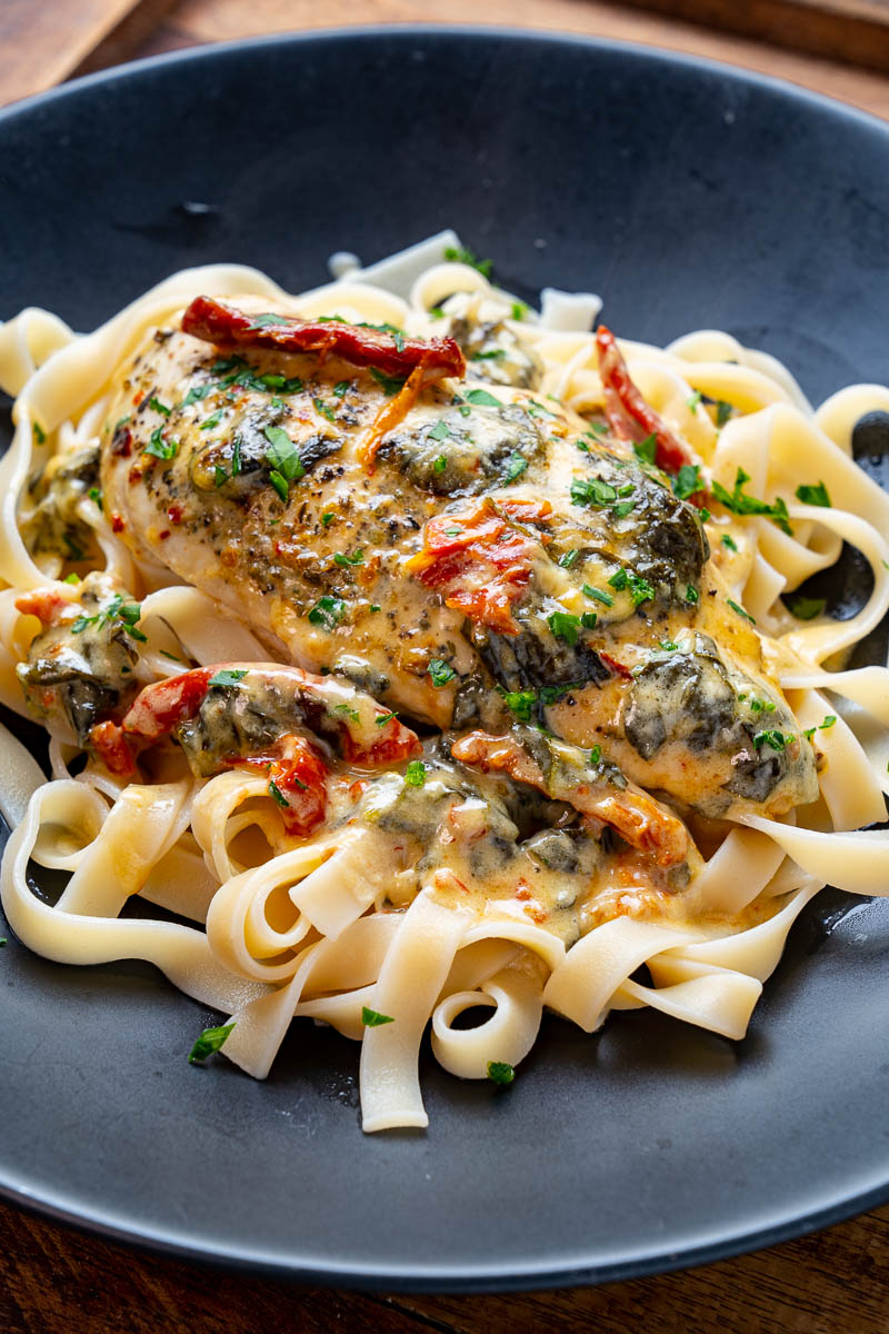 Creamy Parmesan and Sundried Tomato Baked Chicken Creamy Parmesan and Sundried Tomato Baked Chicken